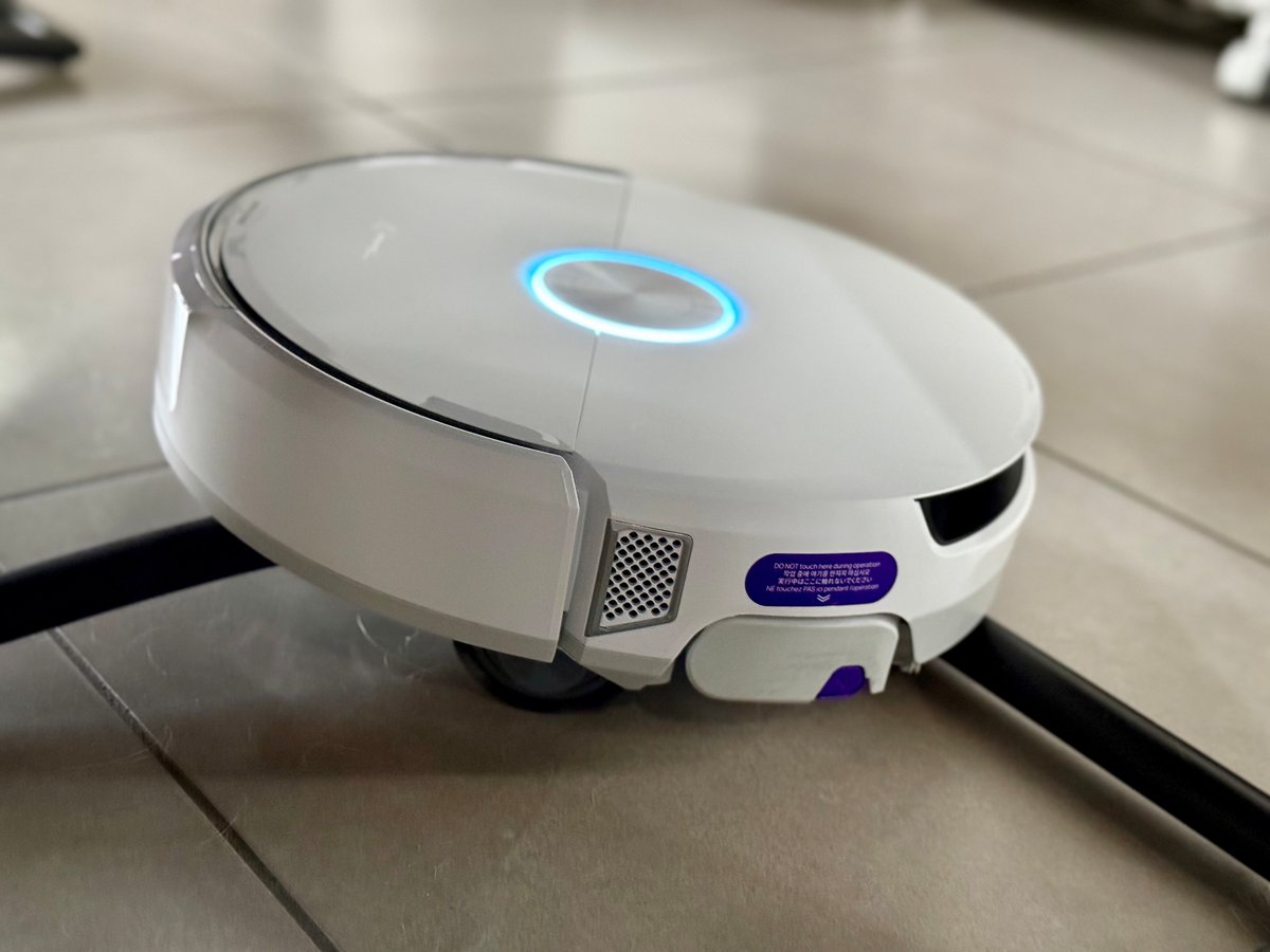 Même en se levant sur ses bras mécaniques, impossible de se débloquer de ma pauvre chaise ©Mathieu Grumiaux pour Clubic.com