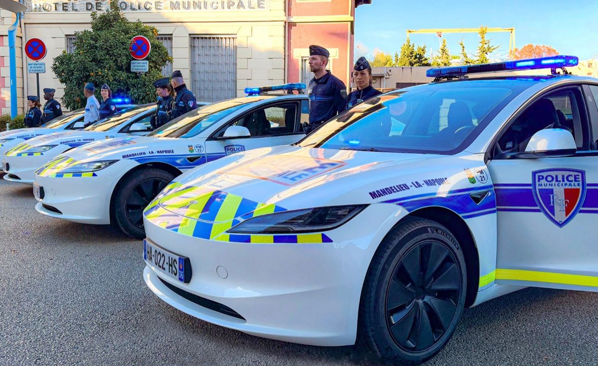 Quatre Tesla Model 3 aux couleurs de la police municipale à Mandelieu-la-Napoule © Sébastien Leroy / X