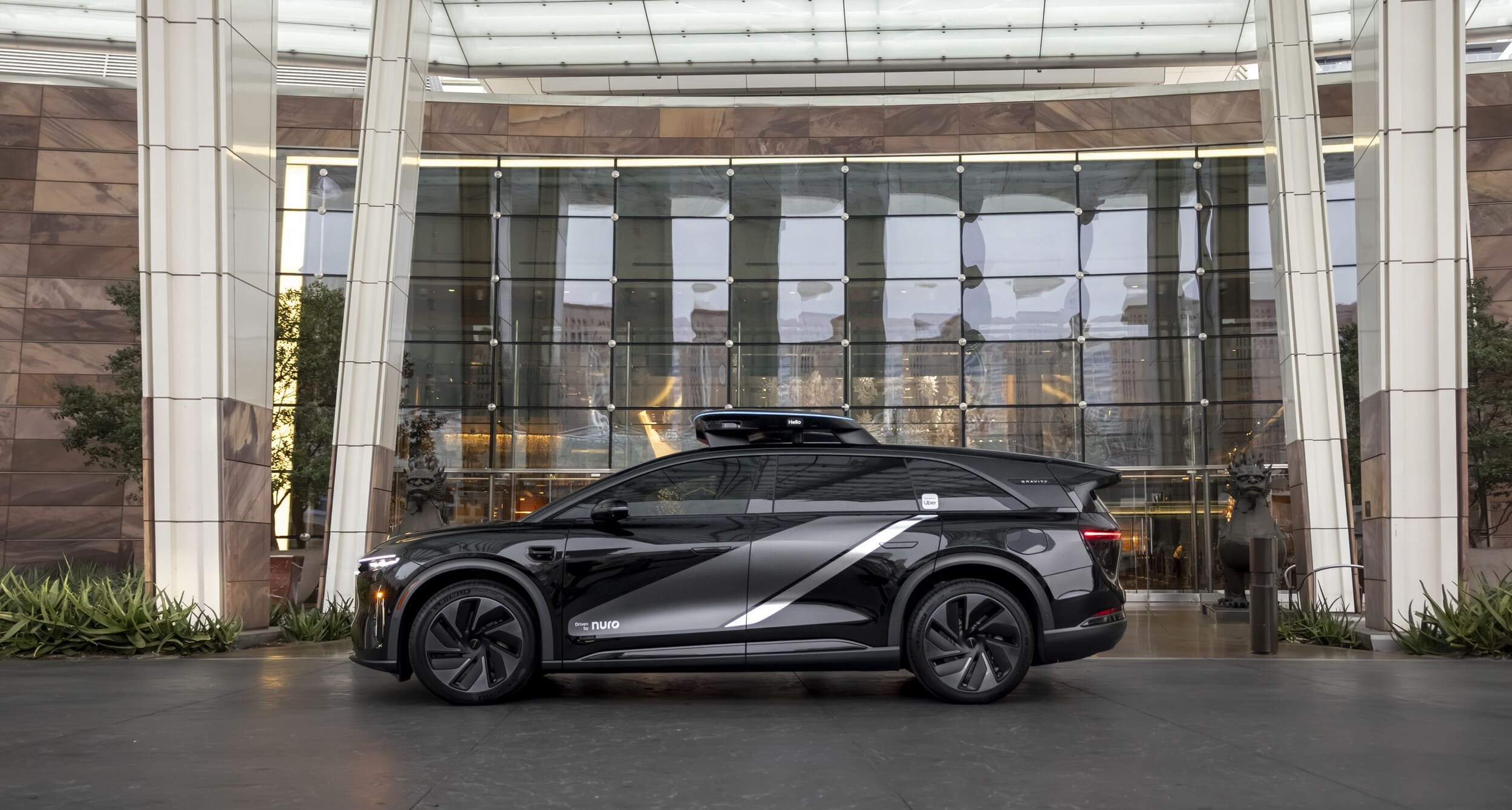 ©Lucid Gravity x Uber