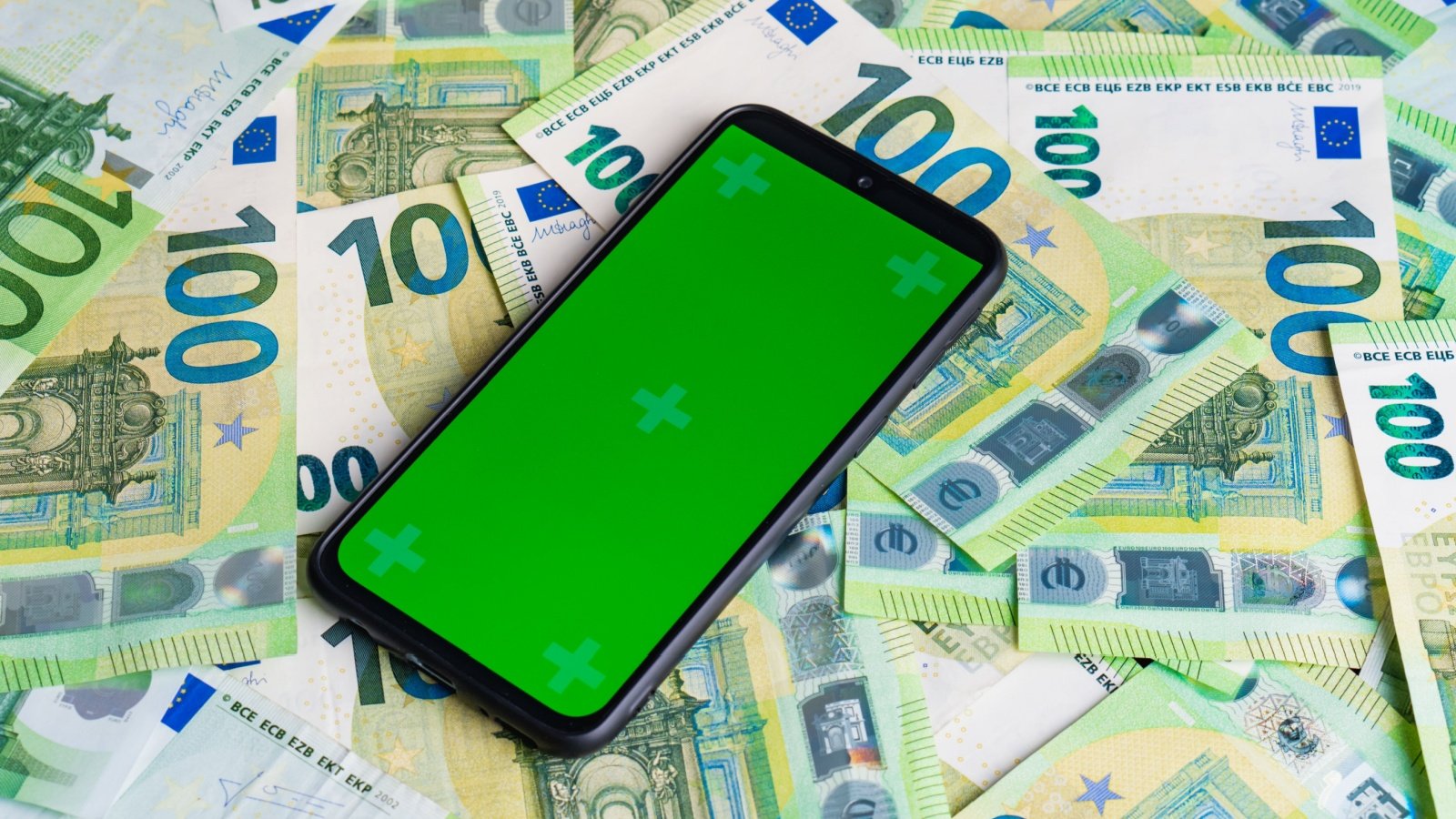 Pour un smartphone neuf de plus de 512 Go, la redevance passerait de 16,80 à 28,80 euros TTC, soit plus de 70 % de hausse - ©Viachaslau Krasnou / Shutterstock