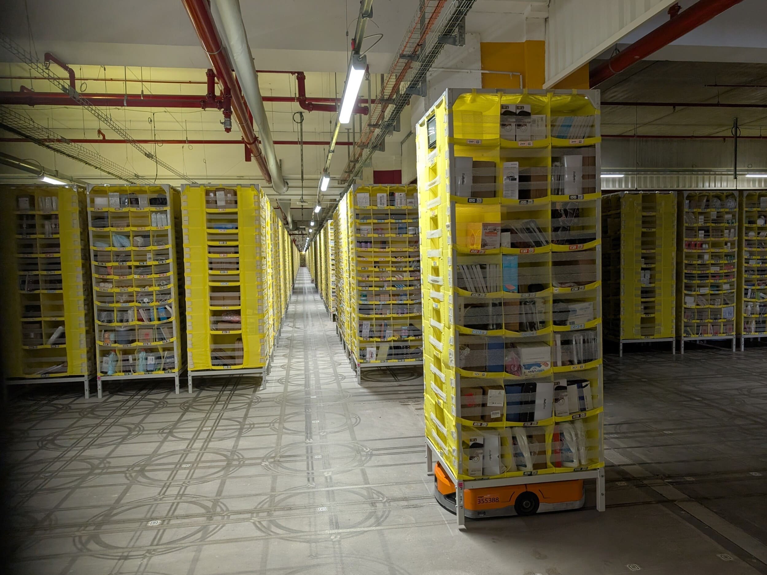 Les robots autonomes se croisent toute la journée chez Amazon, sans entrer en collision © Alexandre Boero / Clubic