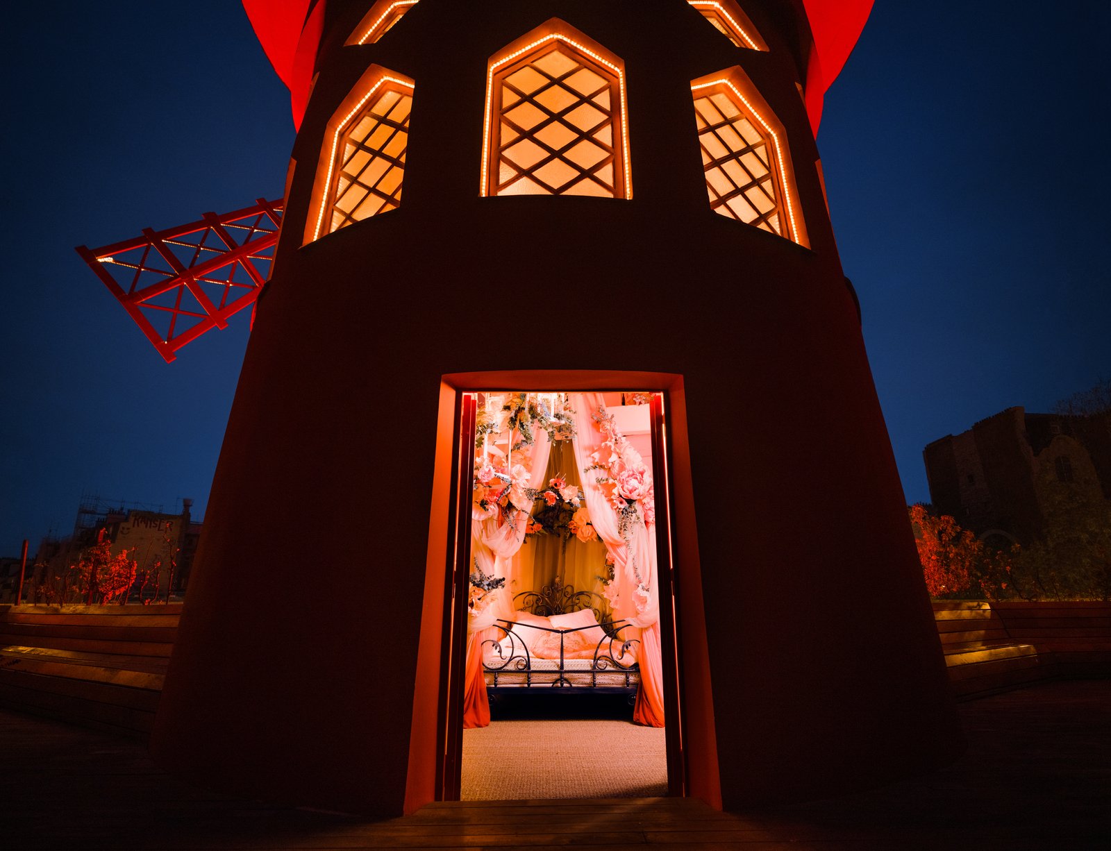 Bienvenu au vrai moulin du Moulin Rouge (© Airbnb)
