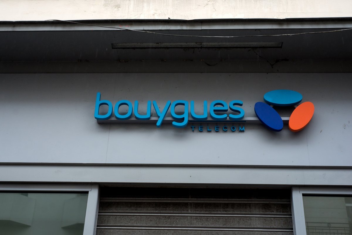 Gros plan sur une boutique Bouygues Telecom de Lille © NeydtStock / Shutterstock