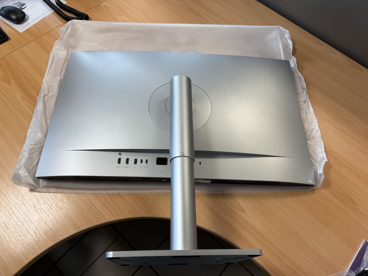 Le BenQ MA320U en cours d'assemblage