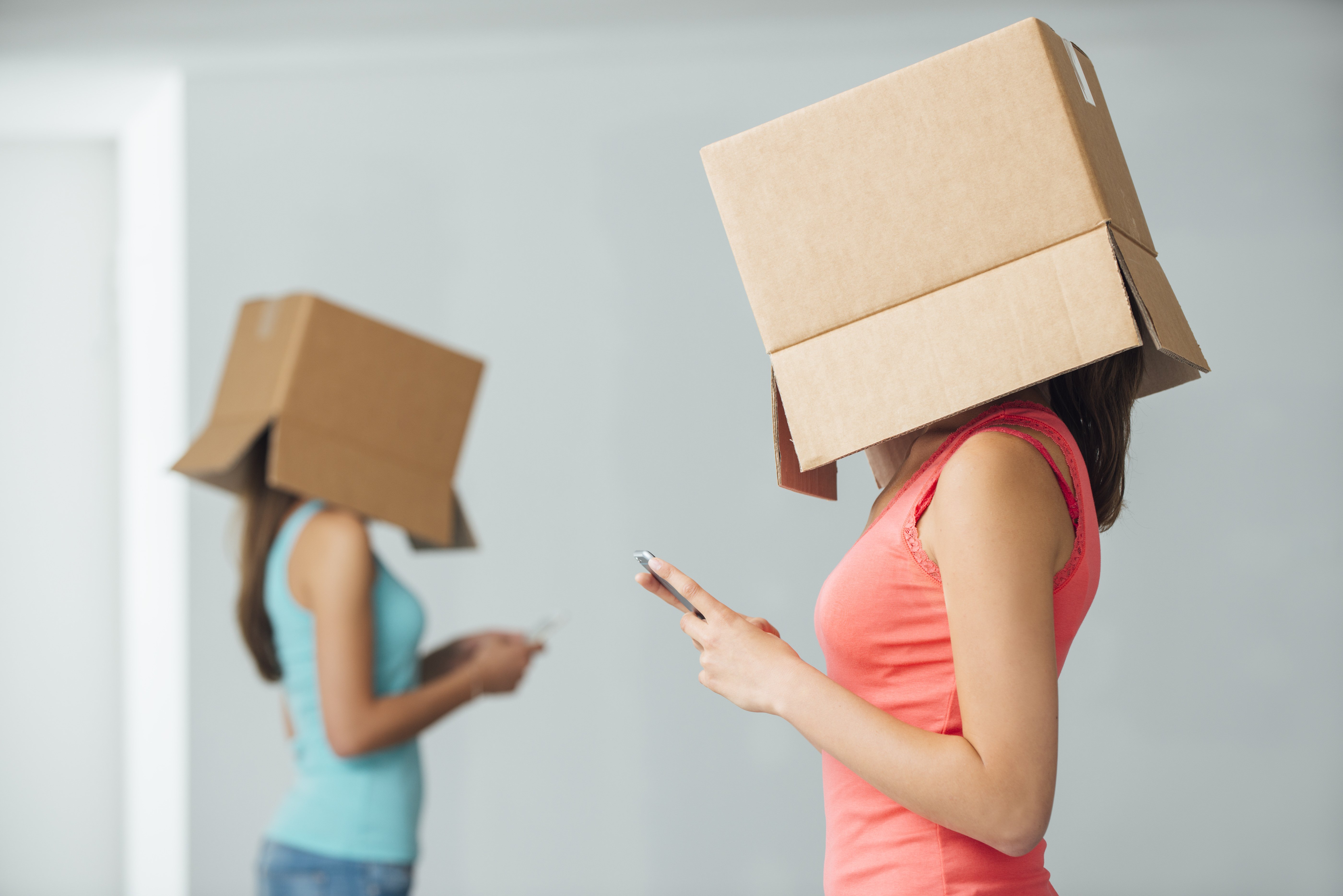  L’IA est une porte ouverte sur la connaissance, mais aussi sur un monde sans réel contact. © Stokkete / Shutterstock