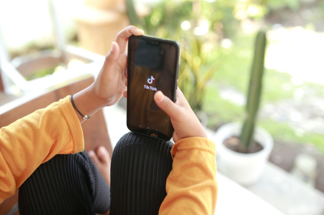 Les enfants passent en moyenne 75 minutes par jour sur TikTok dans le monde - ©Danial hasan / Shutterstock