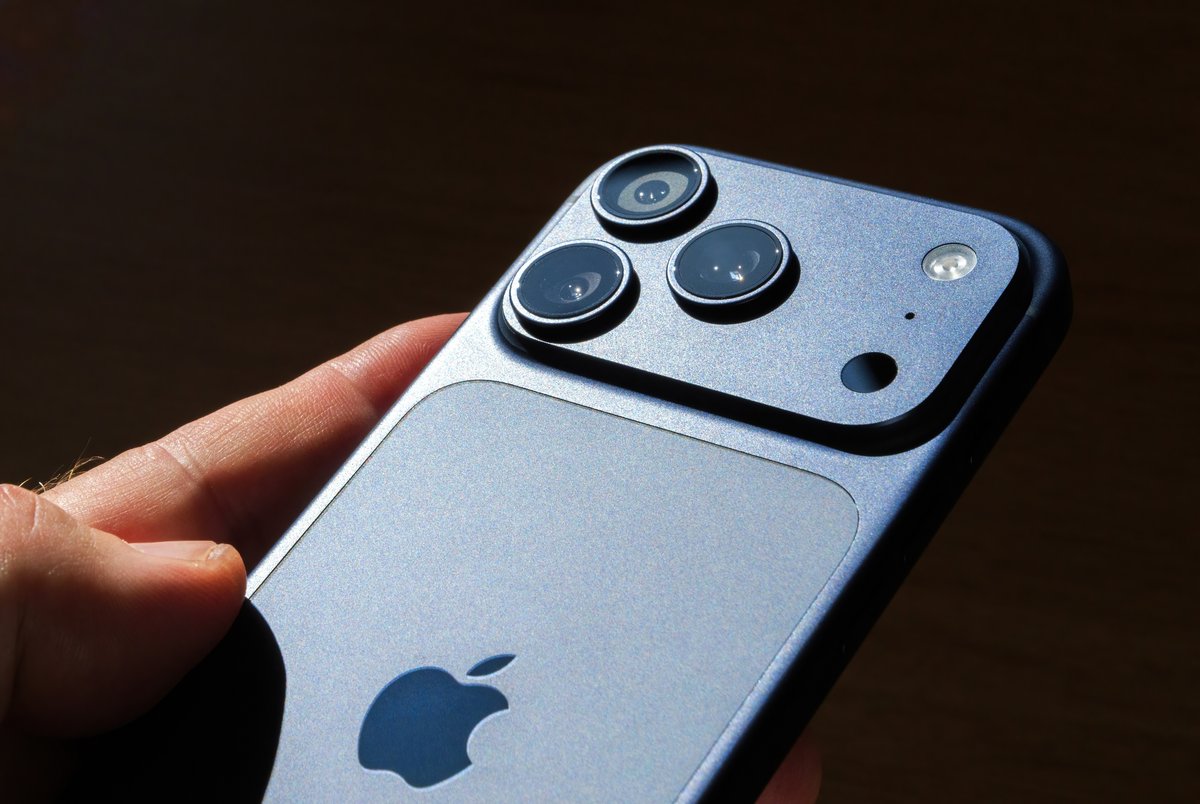 Le successeur de l'iPhone 17 Pro aurait le droit à quelques évolutions de design ©Shutterstock.com