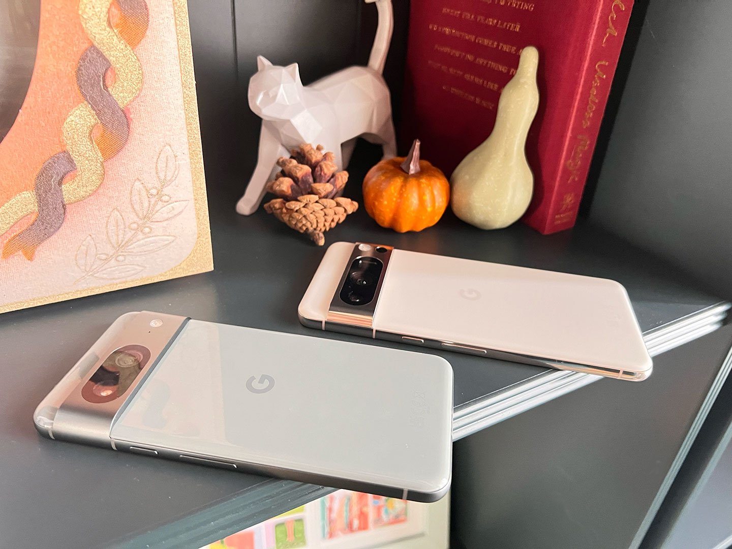 Le Pixel 8 (au premier plan) et le Pixel 8 Pro. © Clubic