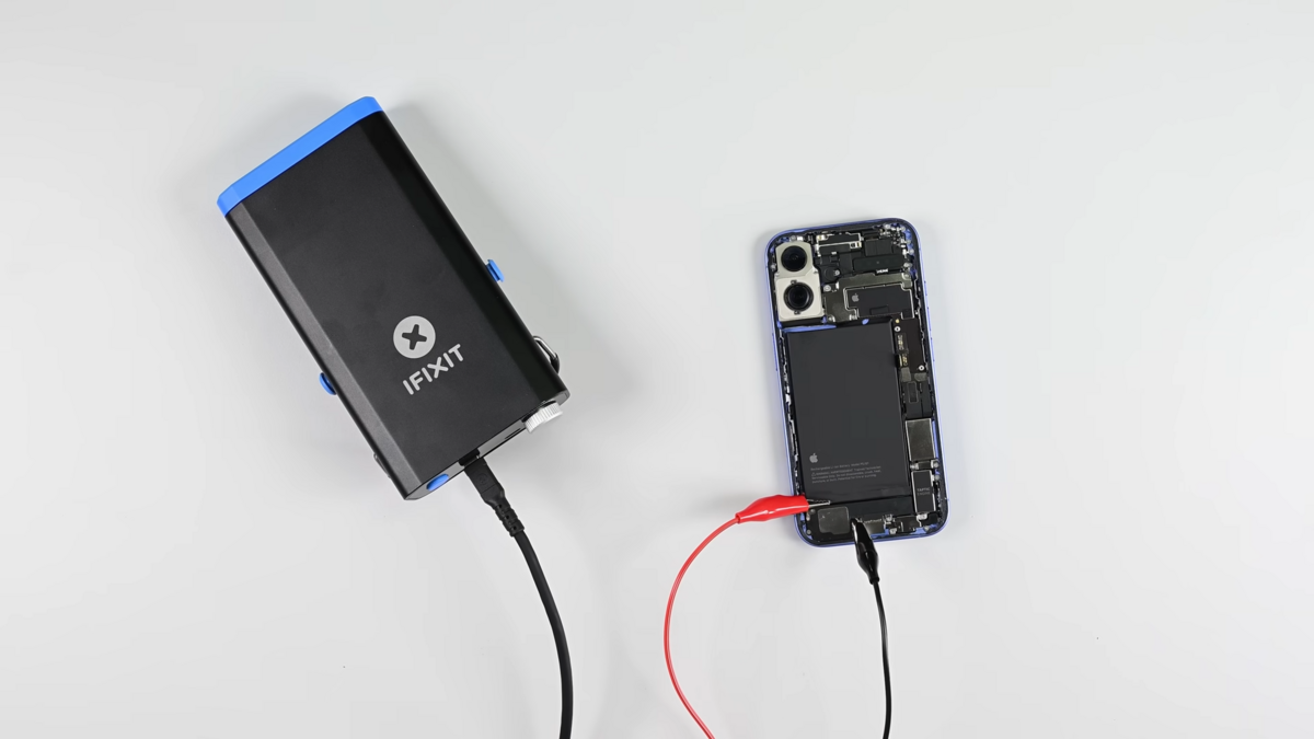 Un petit coup de jus et la batterie se décolle ! © iFixit