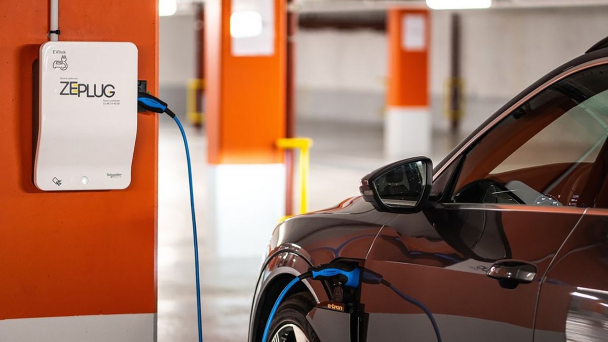 Très peu de foyers sont équipés de prises de recharge en France © Zeplug