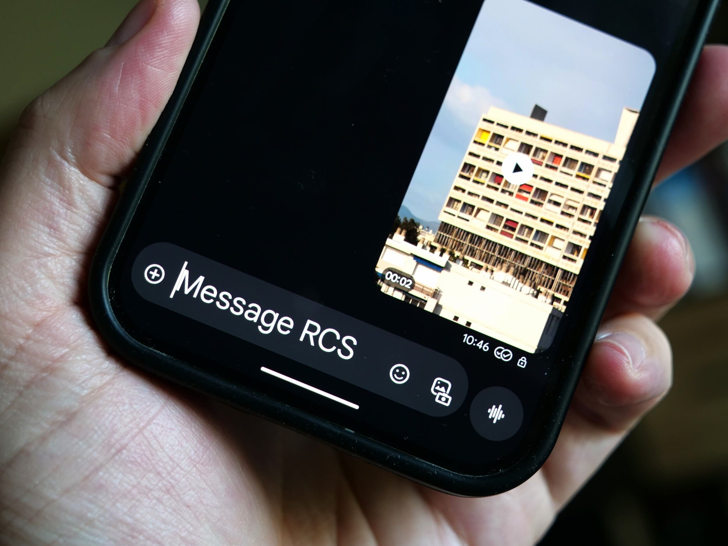 Les messages RCS pemettent d'envoyer des fichiers volumineux en un rien de temps. © Alexandre Boero / Clubic