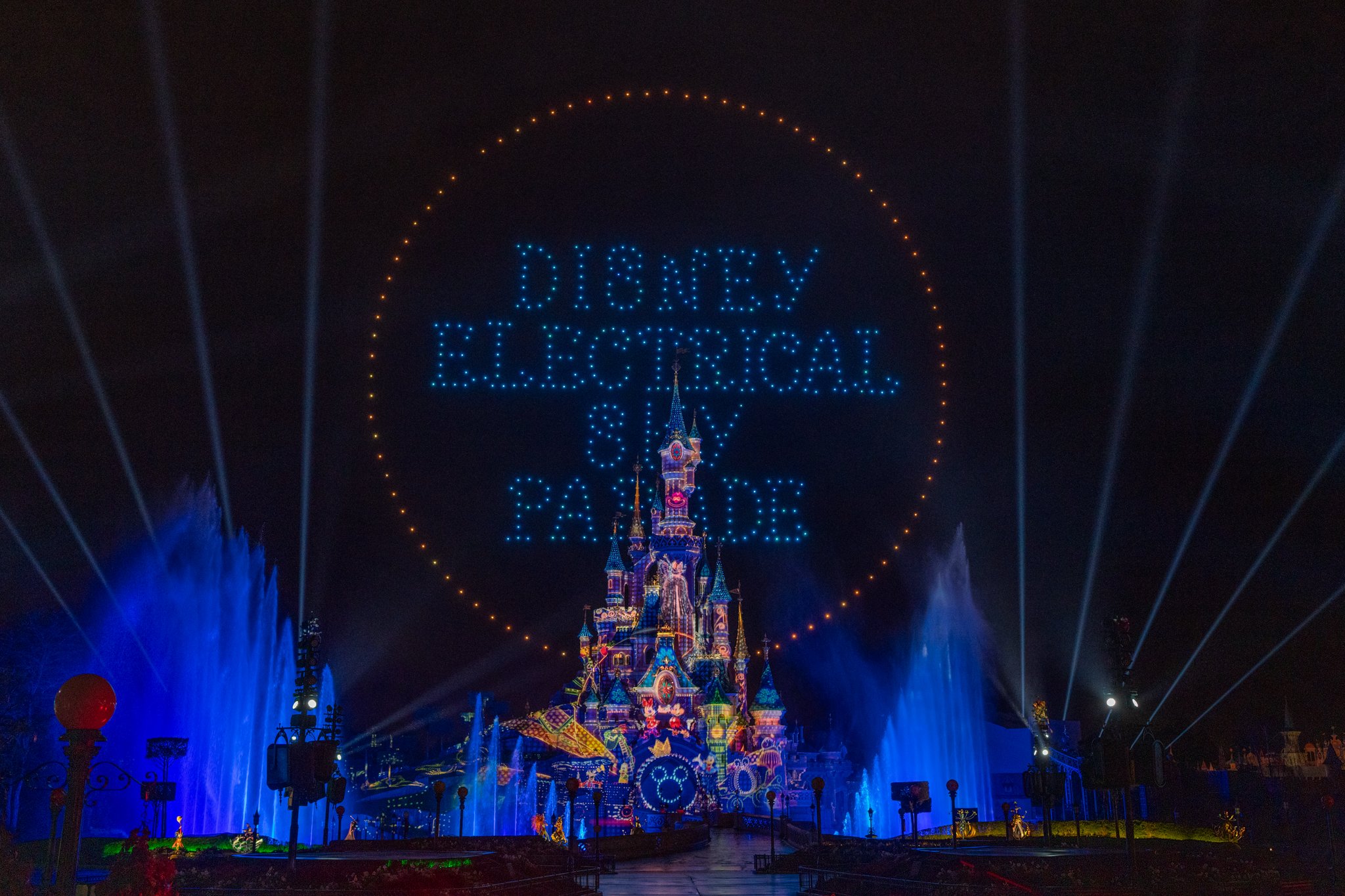 Photo du spectacle "Disney Electric Sky Parade" © Disneyland Paris