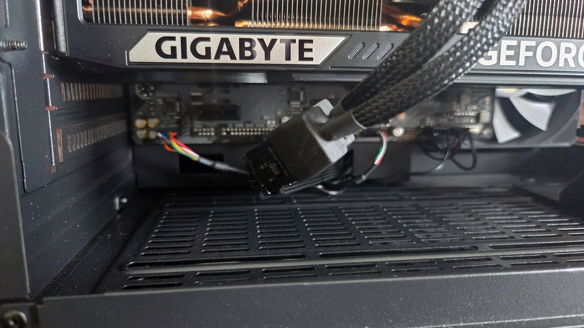 Même le câble d'alimentation de la carte graphique est soigneusement rangé. ©Le Studio Clubic