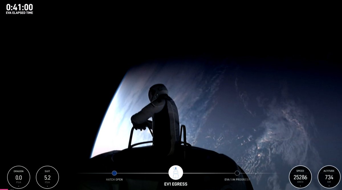 Jared Isaacman sort de la capsule Crew Dragon et fait face à la Terre. © SpaceX