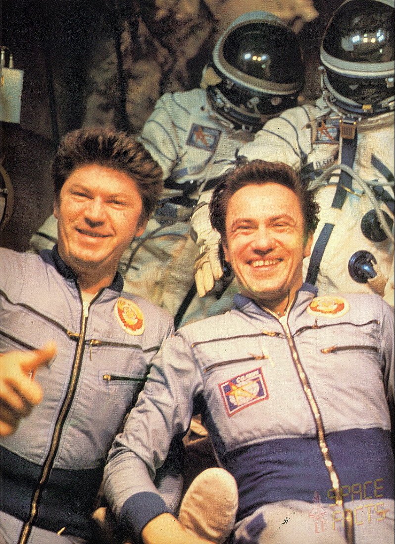 Les deux membres de Soyouz 35, souriants, alors qu'ils passent pour la première fois 6 mois en orbite © URSS / N.A par spacefacts.de