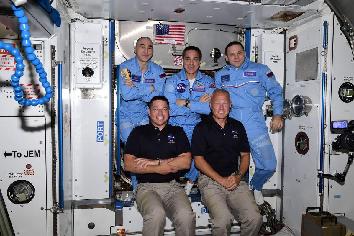 L'équipage de l'ISS (Anatoli Ivanichine, Christopher Cassidy, Ivan Vagner) a accueilli les deux astronautes de Crew Dragon, Bob Behnken et Douglas Hurley. ©Roscosmos/I. Vagner 