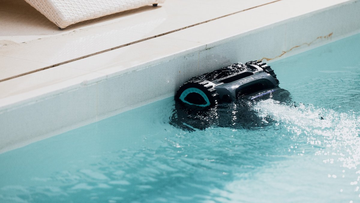 Le Scuba S1 Pro en train de nettoyer la paroi d'une piscine. © Aiper