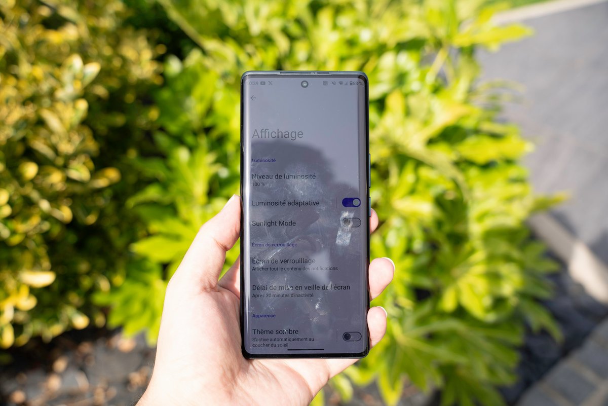 Luminosité sans Sunlight Mode / Luminosité avec Sunlight Mode © Pierre Crochart pour Clubic
