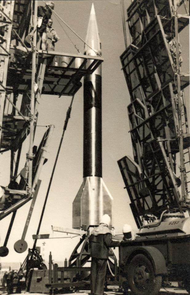 Fusée Véronique sur son pas de tir. On notera la simplicité de la structure de cette fusée suborbitale. Crédits: Eric Salard - Domaine Public