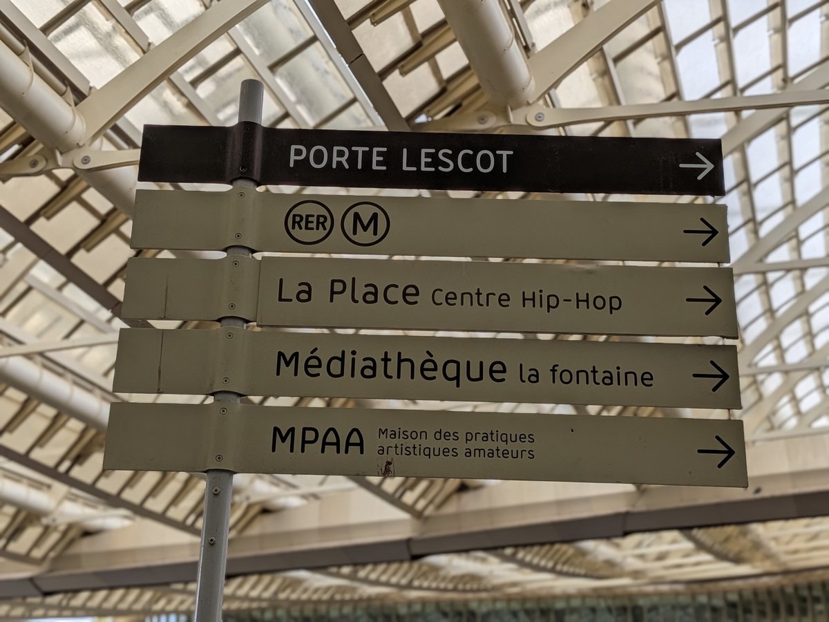 Le Pixel 10 Pro Fold n'est pas tout à fait au point sur notre test de la "Porte Lescot". ©Marc Mitrani pour Clubic