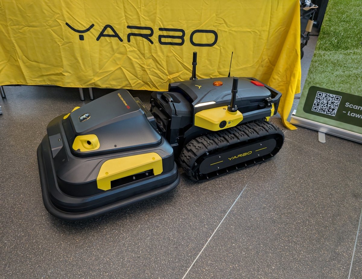 Le robot derrière son module de tonte professionnel à double disque (Mower Pro). La partie robot sur chenilles fait 67x56x51 cm pour un poids de 61 kg. Mastoc ! ©Nicolas Guyot pour Clubic