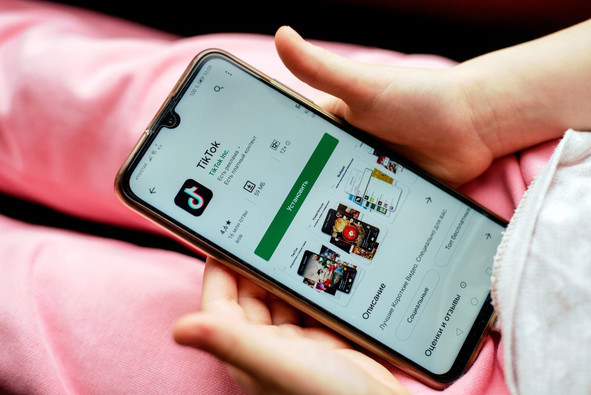 Un smartphone où s'affiche la page de téléchargement de TikTok © Ilina Yuliia / Shutterstock.com