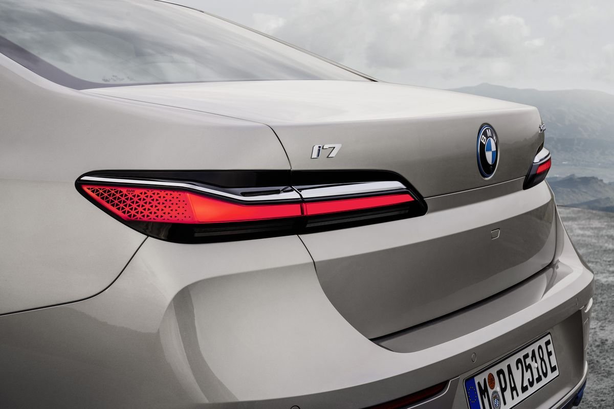 Le modèle électrique BMW i7 vu de dos © BMW