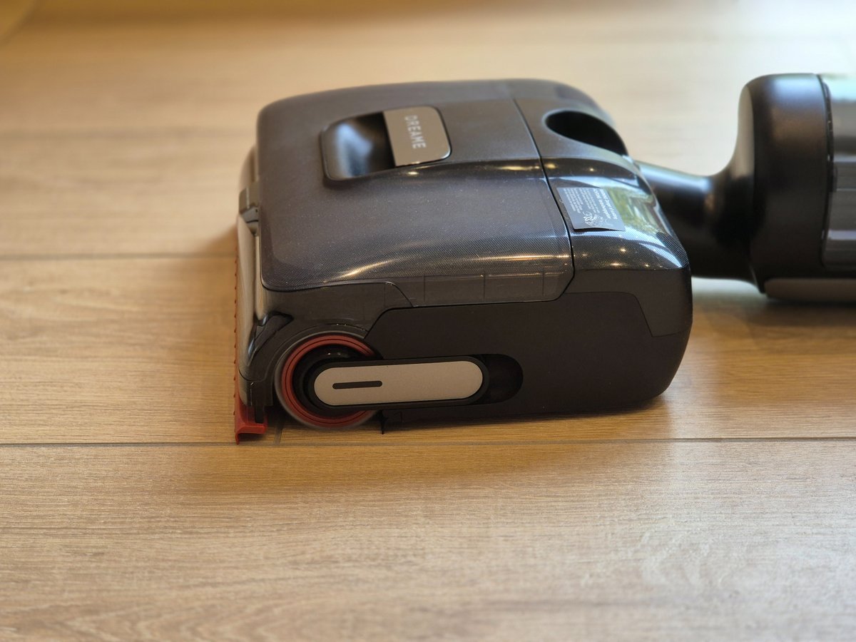 Le rouleau est surmonté du réservoir d'eau propre...et de mousse ©Camille Fontaine pour Clubic