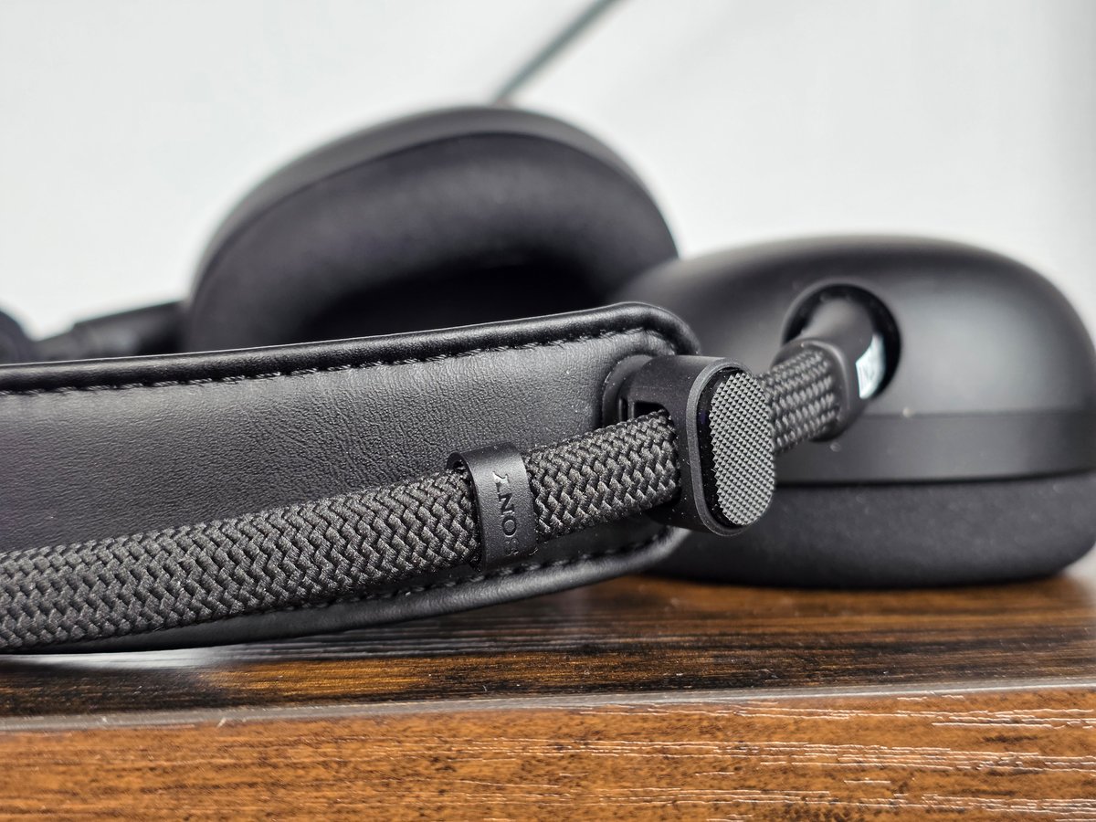 Plutôt original, le système de repose-tête flottant et d'arceau avec revêtement tissé donne un certain cachet, sans apporter une aura premium © Guillaume Fourcadier pour Clubic