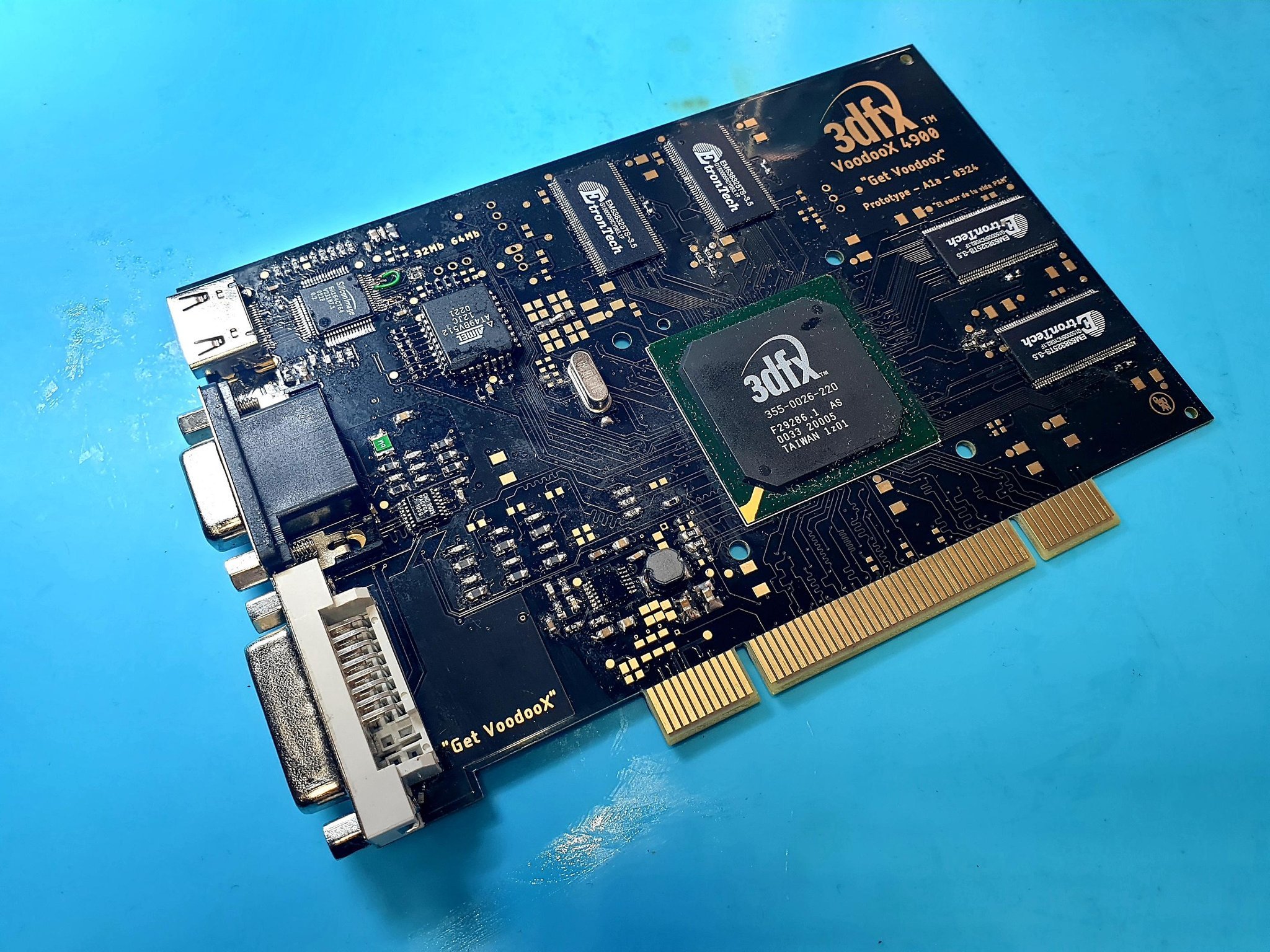 Un PCB noir de toute beauté... © Oscar Barea et Ash Evans