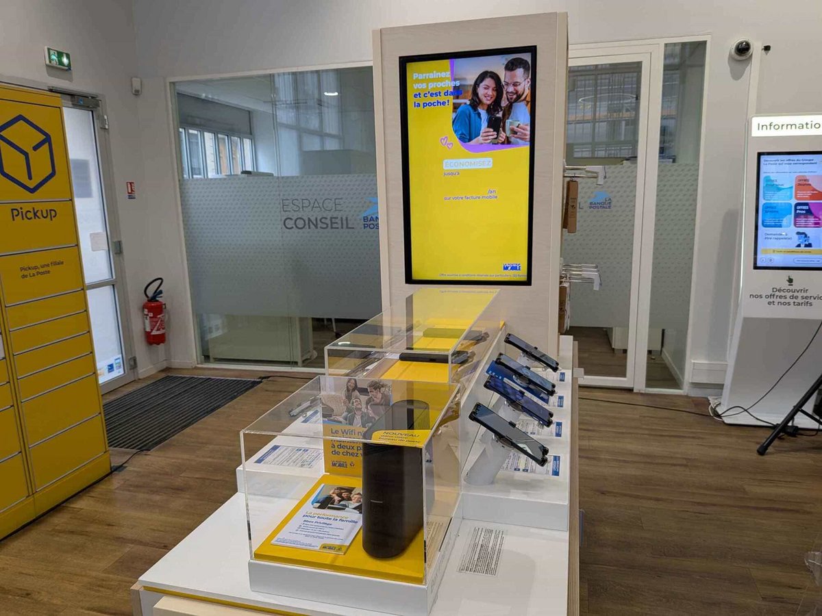 Une partie du corner Bbox La Poste Mobile d'un bureau postier parisien. © Nicolas Guyot / Clubic