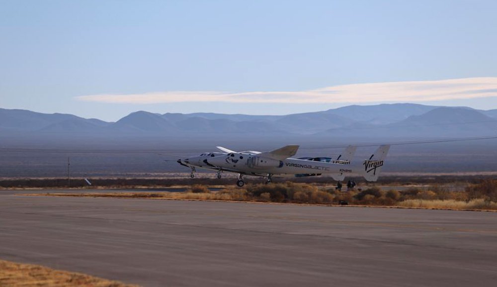 Avant son largage à pratiquement 15 kilomètres d'altitude, VSS Unity dépend de son avion porteur. Crédits Virgin Galactic