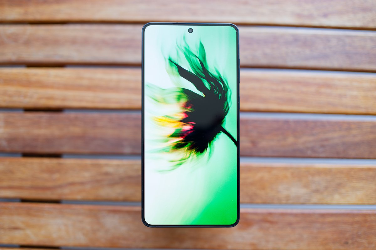 Le bel écran Amoled du Samsung Galaxy S25 Edge. ©Marc Mitrani pour Clubic