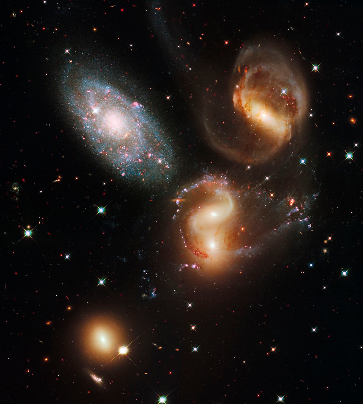 Le groupe de galaxies de la Quintette de Stephan, une collision et une fusion à des échelles que l'imagination seule peut atteindre. © NASA/ESA/HST