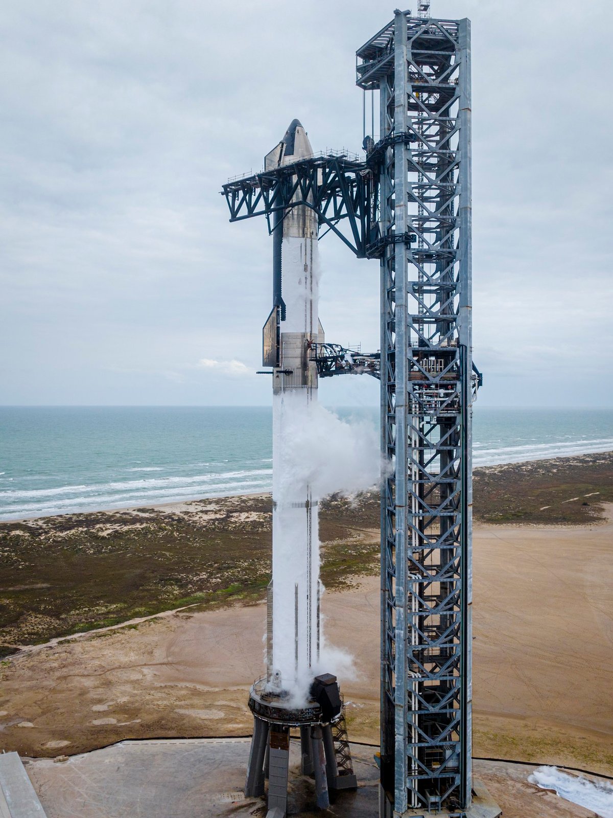 L'ensemble avait déjà passé avec succès un compte à rebours fictif au début de l'année. Crédits SpaceX