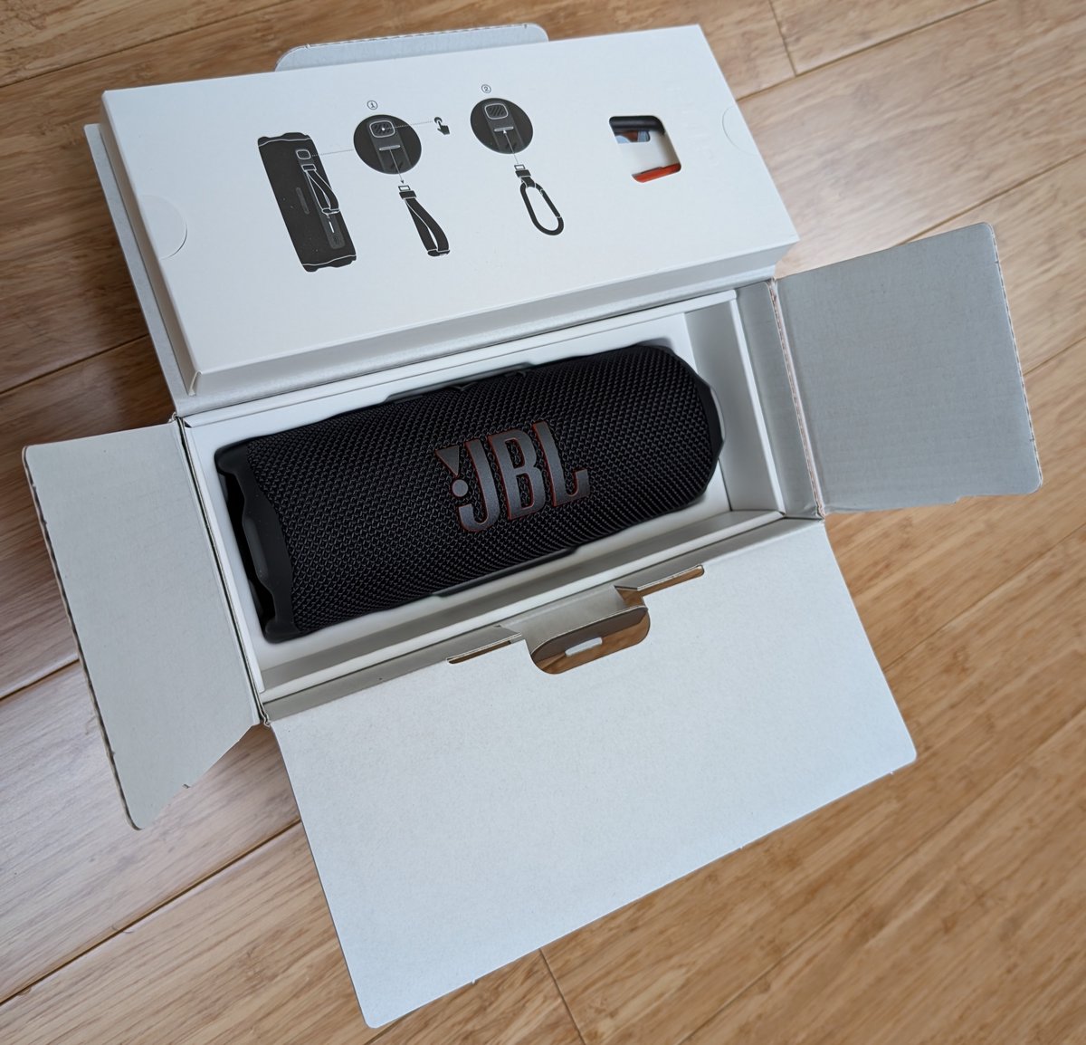 L'intérieur de la boîte de l'enceinte JBL Flip 7. ©Nicolas Guyot pour Clubic