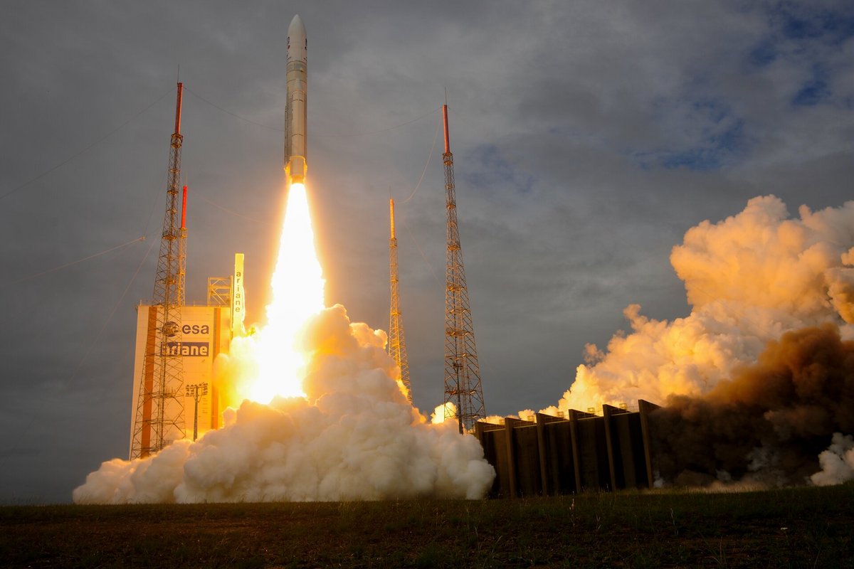 Sous la coiffe tout là-haut, celle qui sera un jour la plus lointaine des sondes européennes. Crédits ESA/S. Corvaja