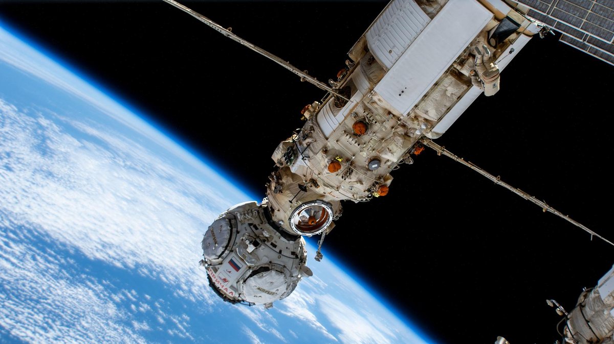 Le module russe Nauka sur l'ISS, avec le petit module Pritchal au bout, qui permet de s'y amarrer. © NASA