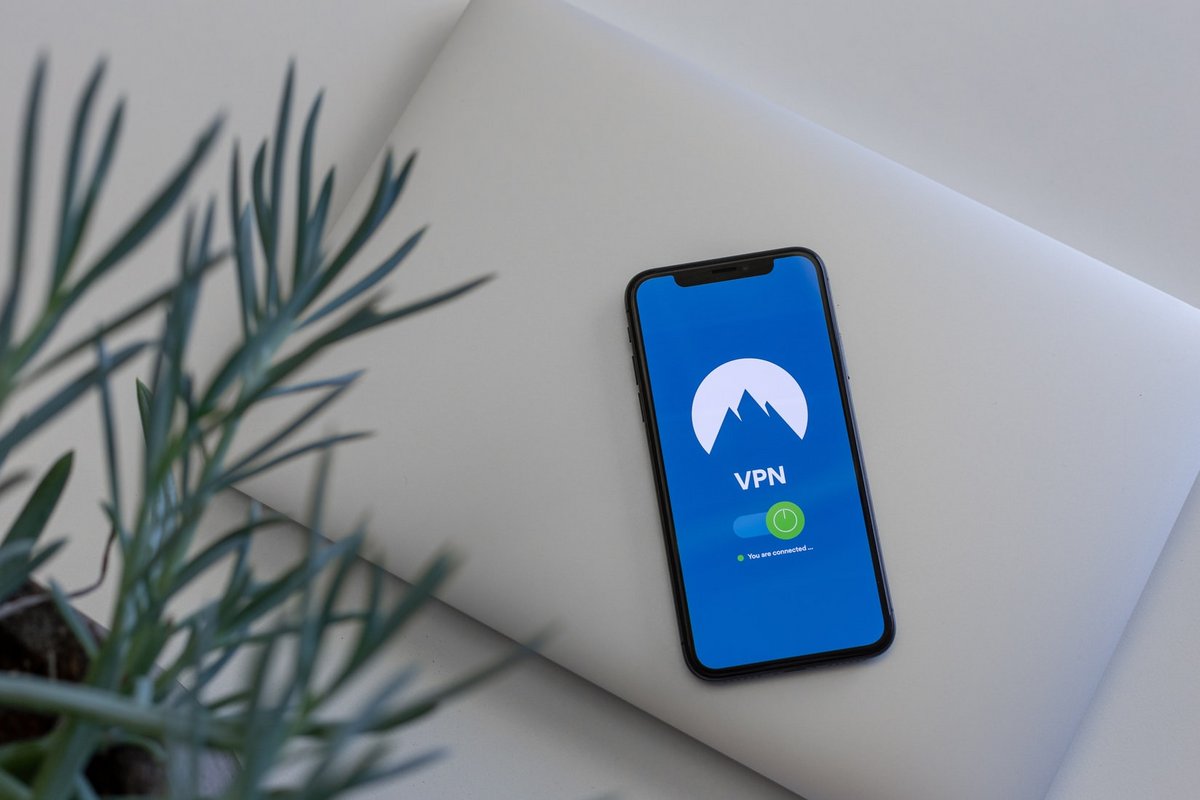 Utiliser un VPN sur iPhone : découvrez les meilleures solutions gratuites ou avec période d'essai.