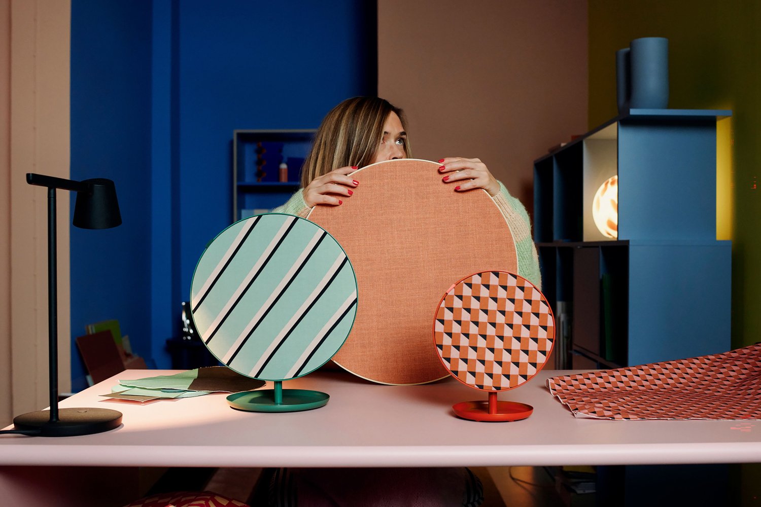 Tekla Evelina Severin avec la gamme SOLSKYDD. ©IKEA
