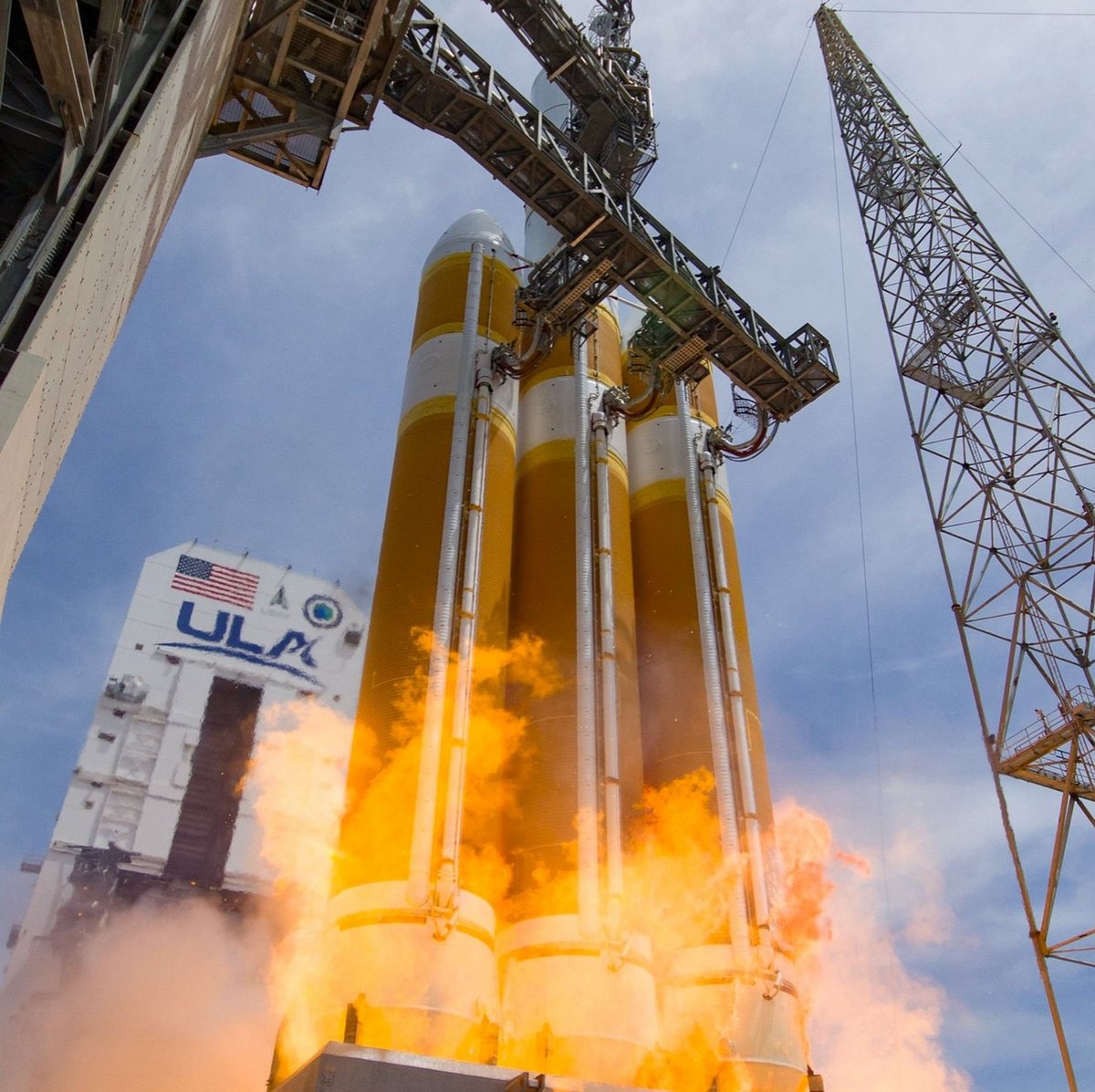 Les flammes montent à une dizaine de mètres avant de s'évanouir sous le lanceur alors que celui-ci part vers le ciel © United Launch Alliance