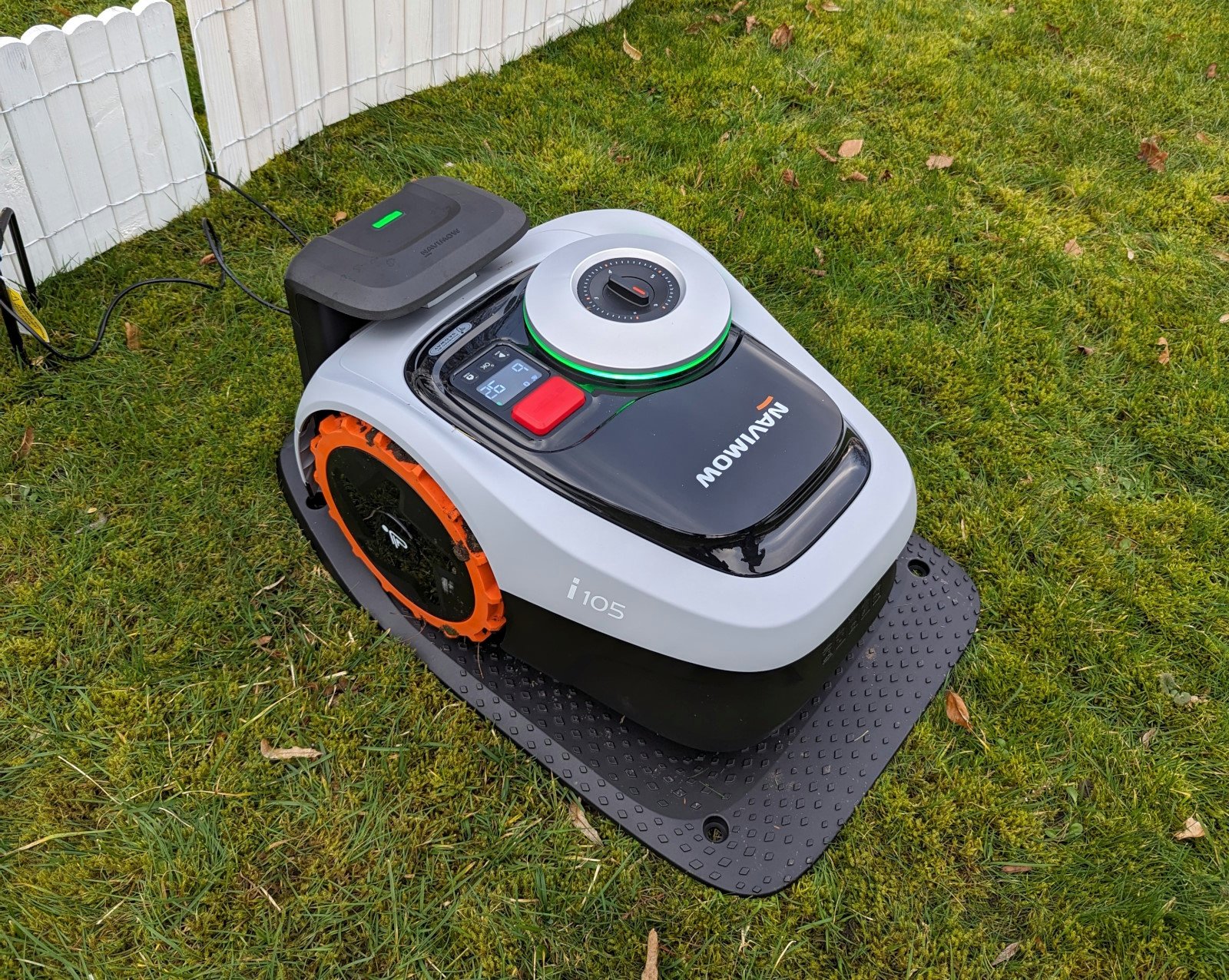 Le Segway Navimow i105 sur sa station de recharge. On distingue la molette de réglage de la hauteur de tonte, un écran de contrôle LCD ainsi que le bouton d'arrêt d'urgence. © Clubic