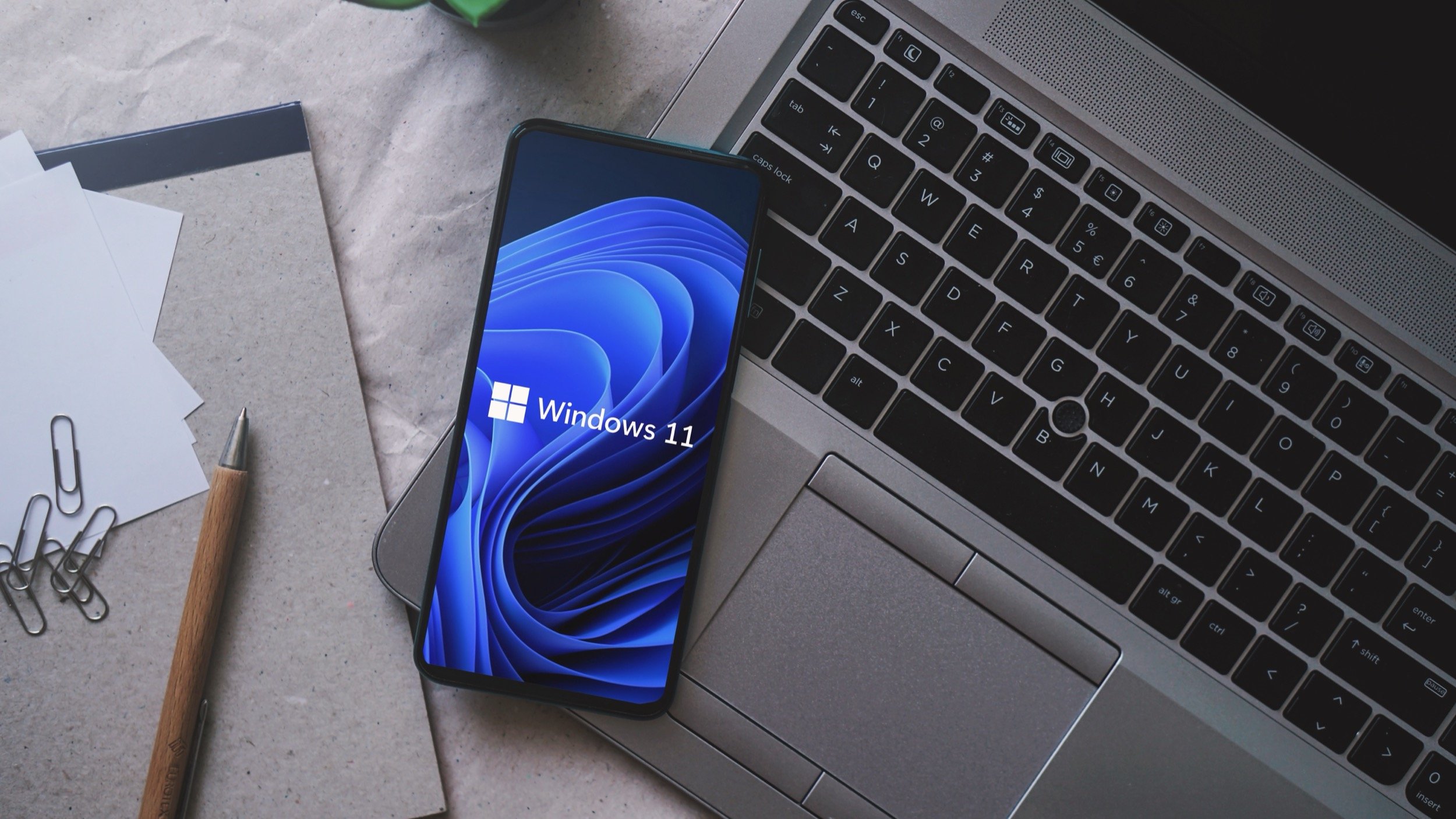 Vous allez bientôt pouvoir contrôler votre PC Windows 11 depuis votre smartphone Android, voici comment. © SIVStockStudio / Shutterstock