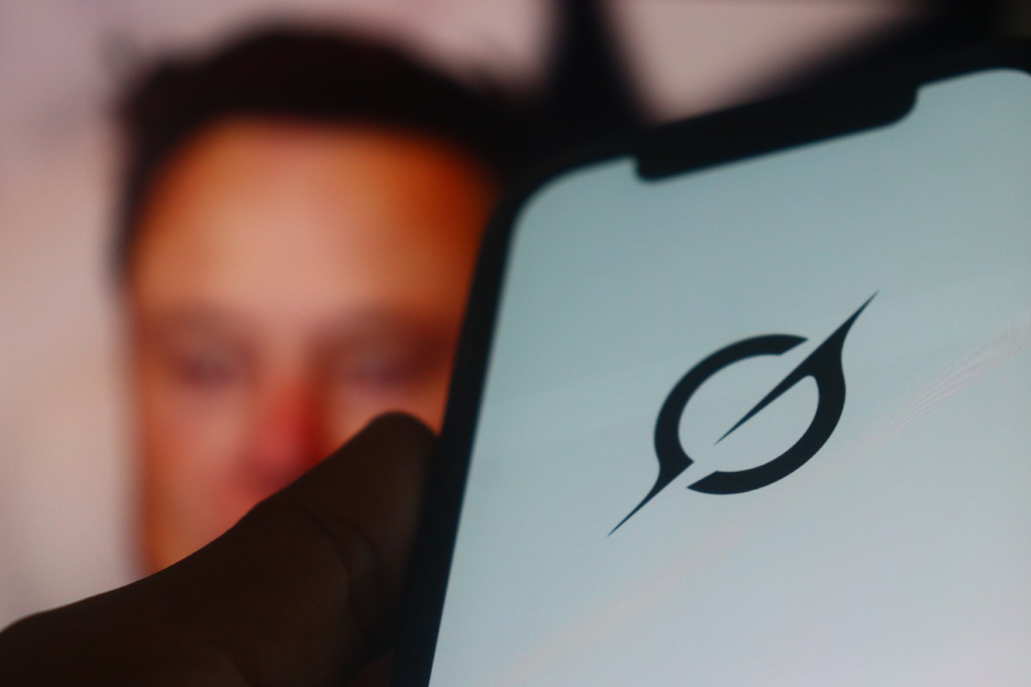 Le logo de Grok devant le visage d'Elon Musk. ©Photo Agency / Shutterstock