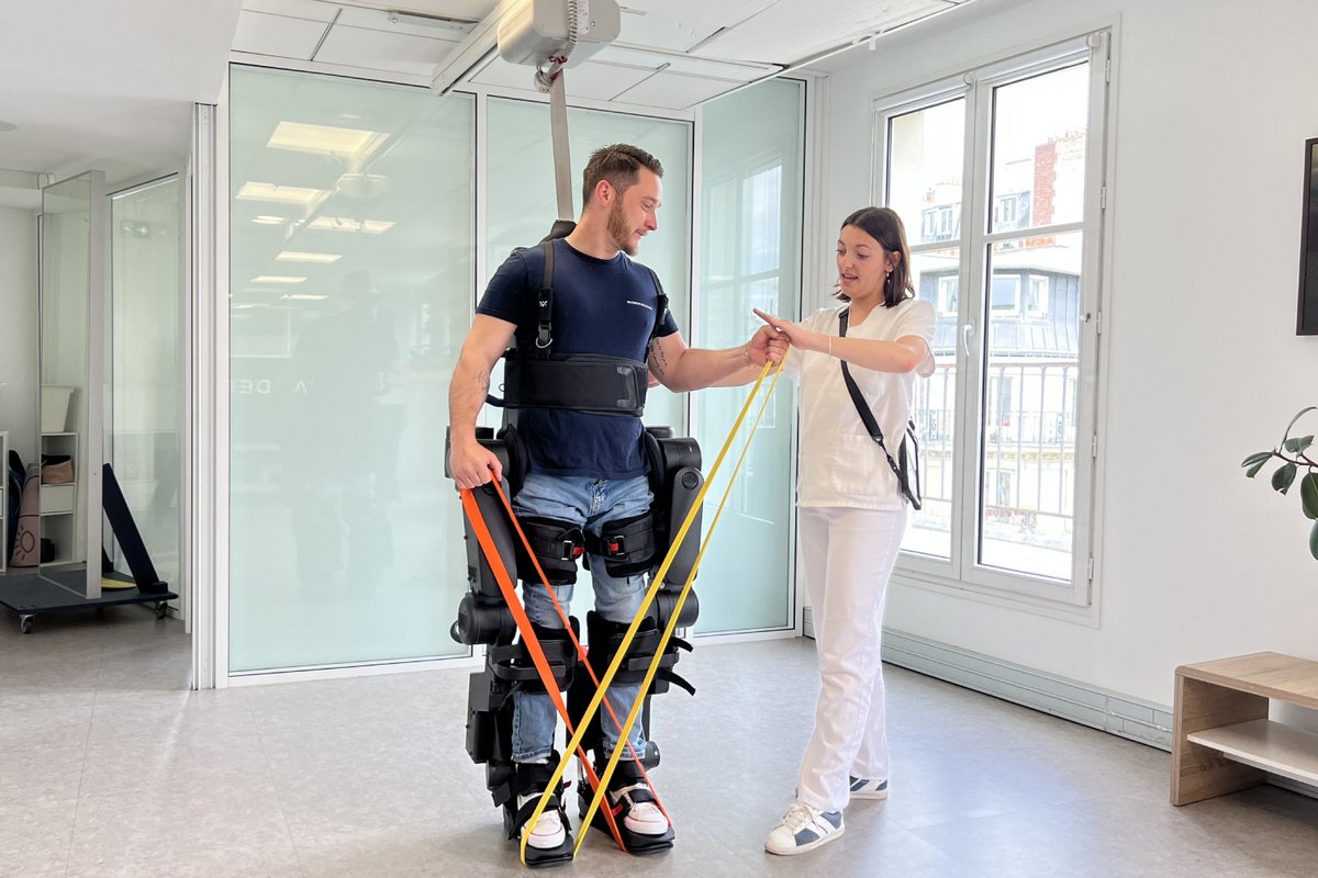 Un patient équipé de l'exosquelette Atalante de Wandercraft © Wandercraft