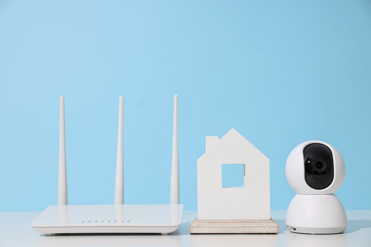 Routeur protégé efficacement et équipements de qualité, les clés d'une maison sécurisée © Freepik