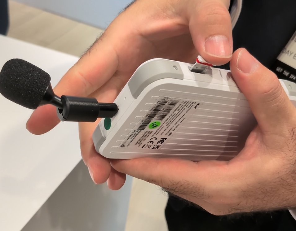 L'emplacement SIM et le microphone optionnel qui se connecte au port USB-C. ©Nicolas Guyot pour Clubic