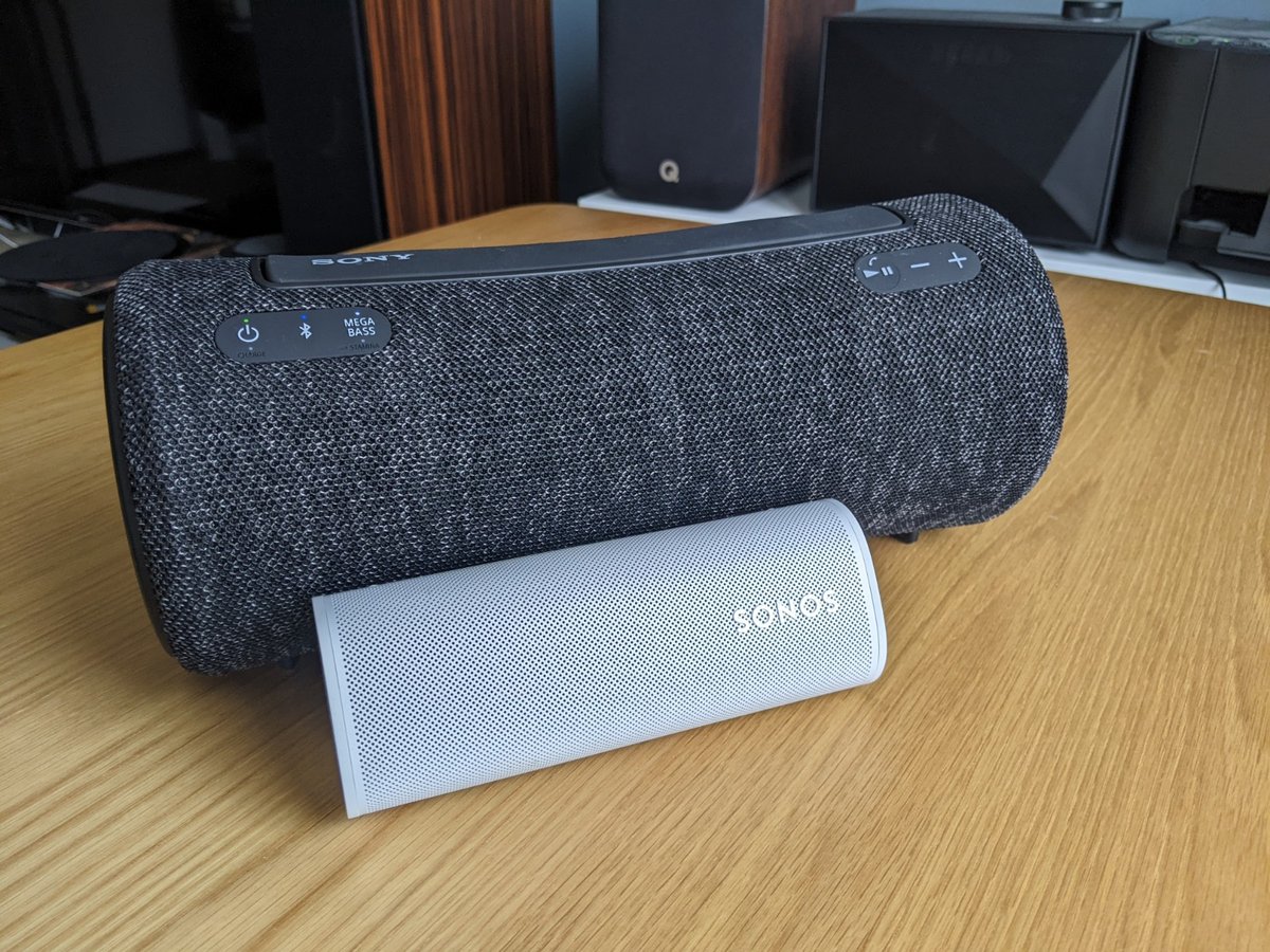 A côté d'une petite enceinte Sonos Roam © Guillaume Fourcadier pour Clubic