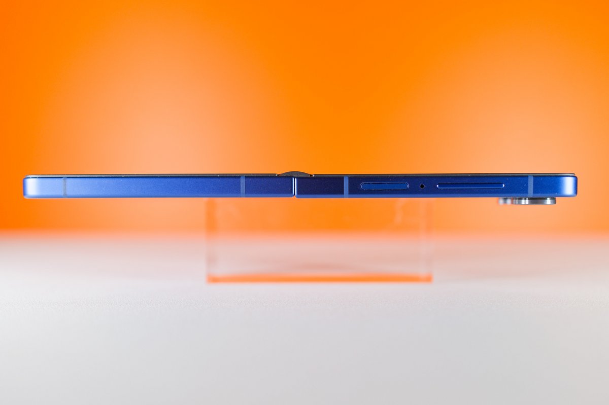 Lorsqu'il est déplié, le Galaxy Z Flip 7 est entierement plat  © Marc Mitrani pour Clubic