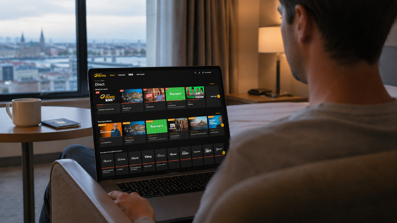 Hors de Belgique, RTBF Auvio peut bloquer certains contenus en raison des droits de diffusion liés à l’adresse IP - © Axel Reghis | RTBF | Image générée par IA